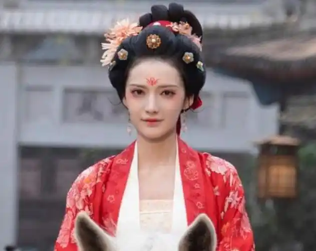 是内地女演员加奈,加奈全名叫作那扎开提买合木提,出生于新疆维吾尔族