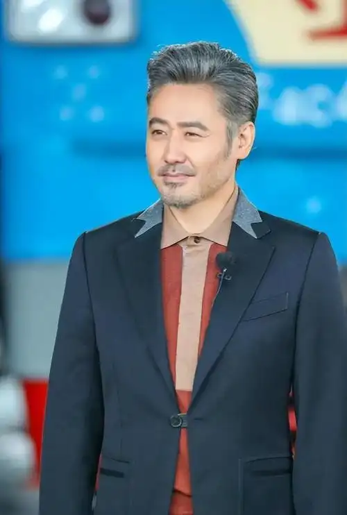 事实证明54岁移居美国的吴秀波已经变成了肥胖油腻男