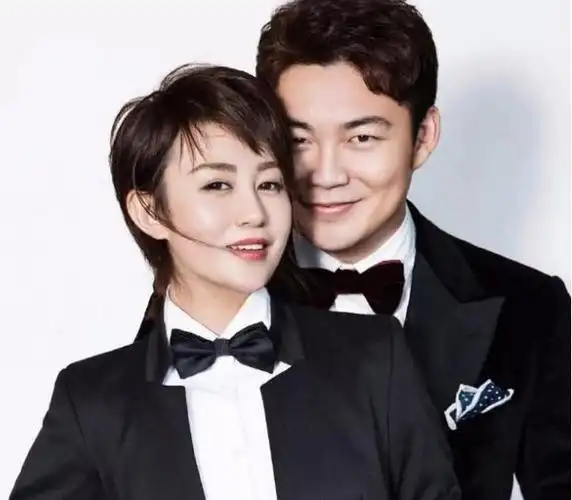 马丽携小11岁老公现身澳门,一路挽手说笑好甜蜜,男方幸福肥|沈腾|马