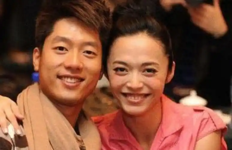 回顾凌潇肃与姚晨恋爱11年结婚7年无子转身娶了小1岁的唐一菲