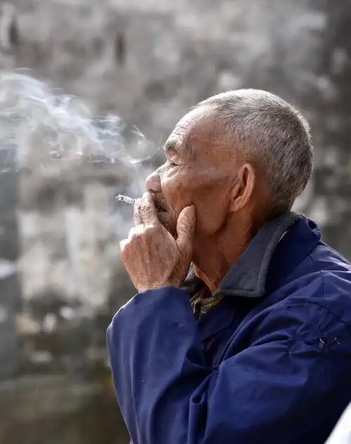 抽烟的老汉