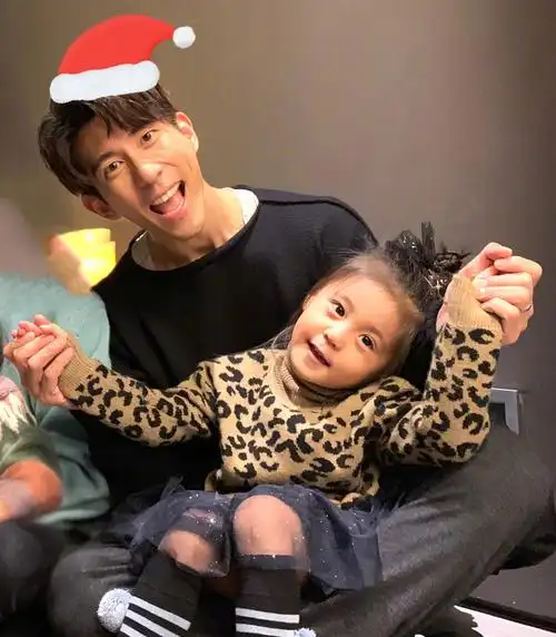 贾静雯晒全家人合影,梧桐妹长得比妈妈都高了,咘咘波妞越来越萌