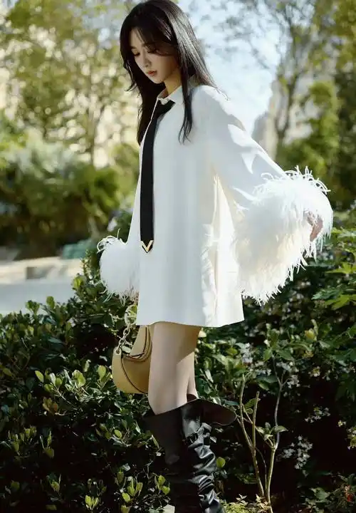 杨紫最新照片:简洁大方,奢华时尚,迷倒了无数少年_黑色_白色_造型