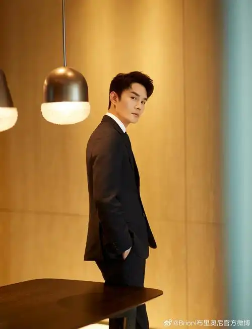 brioni藏蓝色精纺羊毛西服套装,搭配真丝斜纹编织领带和白色纯棉衬衫