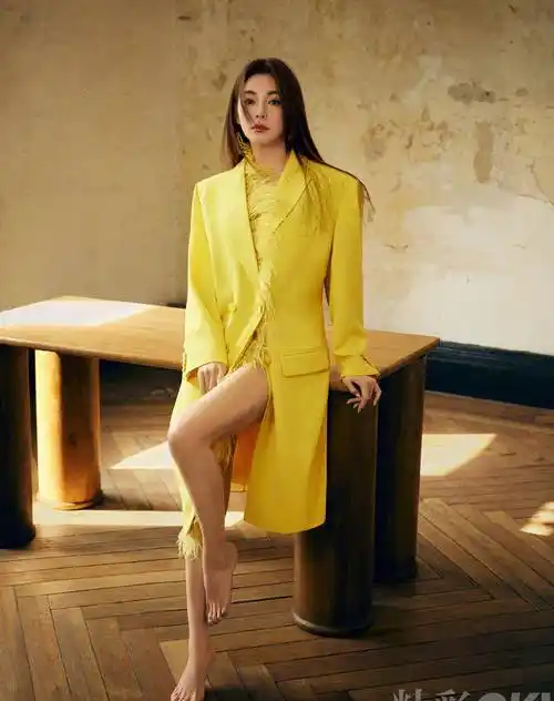 张雨绮登《ok精彩》封面,吊带时尚抹身材,时尚穿大衣,太时尚了_黑色