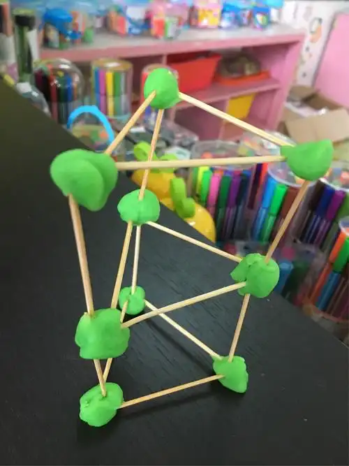 我们用橡皮泥和牙签盖出自己设计的房子