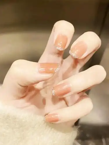 大方的款式,搭配简约的食指戒,很精致啦~论精致,怎么能少了钩边美甲