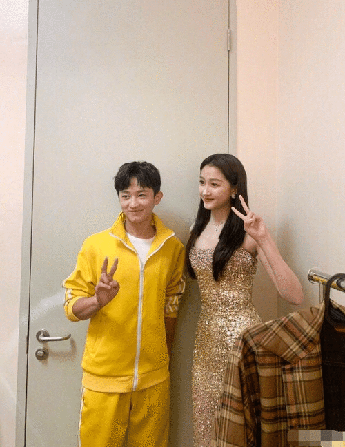 原创67有种站姿叫关晓彤与男星合照手部避嫌举动尽显教养