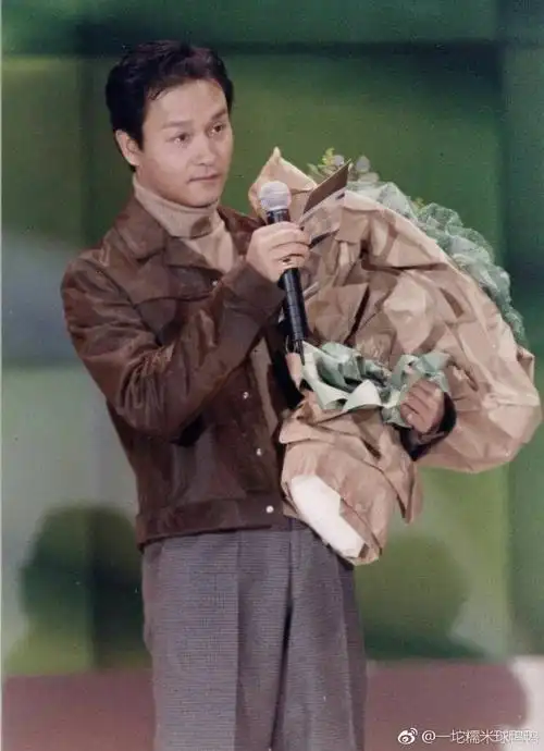 你有没有张国荣抱着一束鲜花的照片