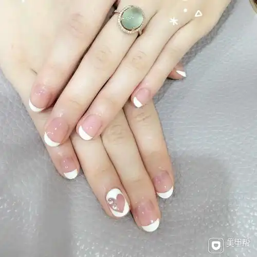 圆形手绘白色经典白色美甲图片