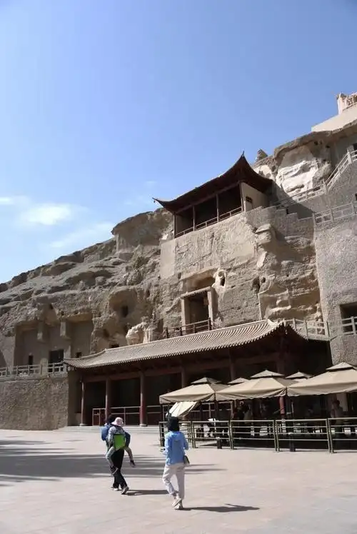 莫高窟↑ 敦煌古城↑ 敦煌古城day 06 鸣沙山月牙泉行程:酒泉市