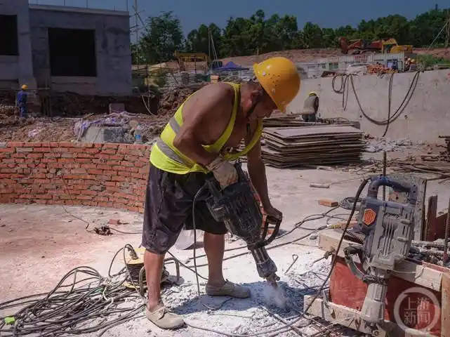 直击|高温下的建筑工人