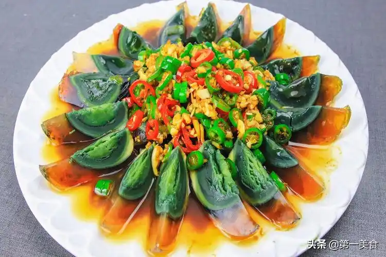 简单易上手的凉拌青椒皮蛋,一切一拌两分钟搞定,家常下酒小菜