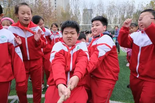 上下团结强身励志——奎聚小学四年级学生拔河友谊赛
