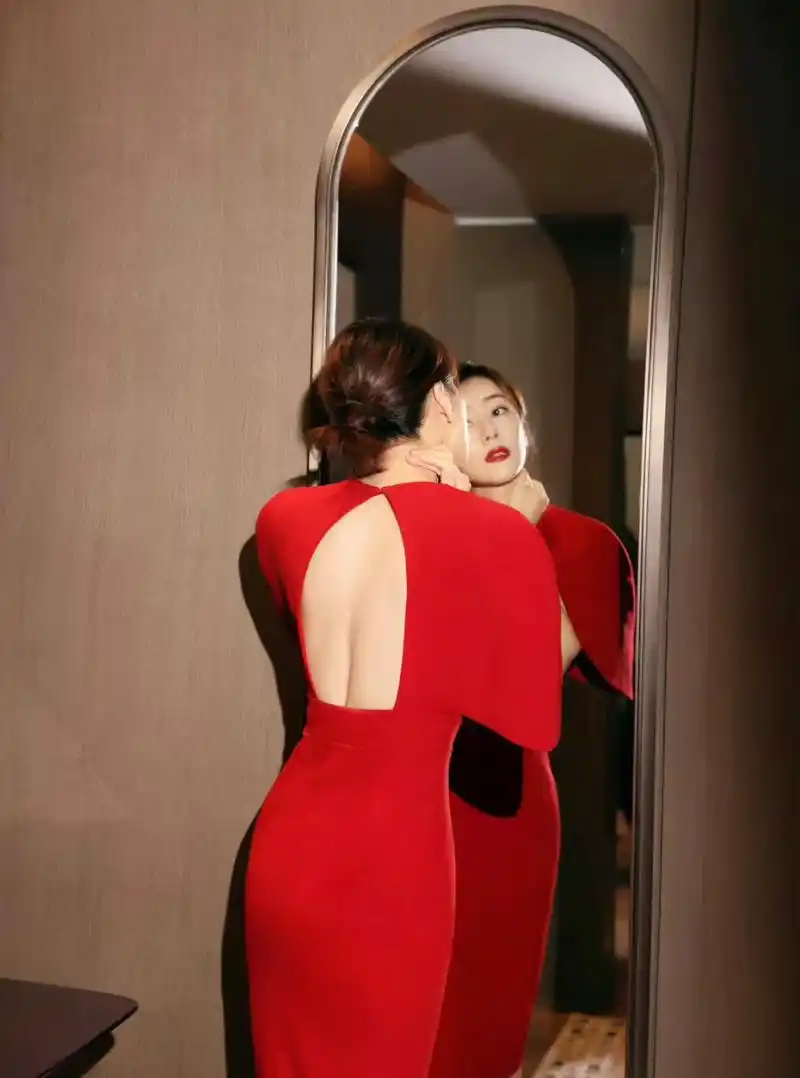 高圆圆的背影有点迷人#四月创作打卡挑战赛# #动态创作月