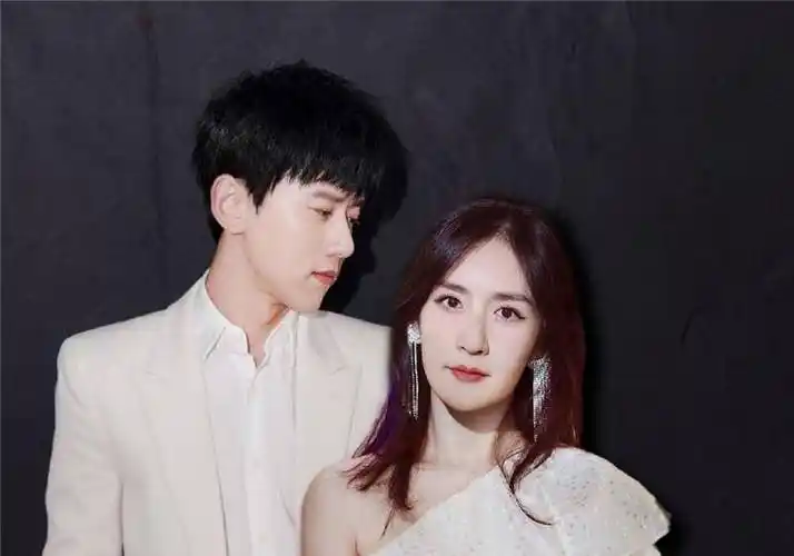 谢娜张杰结婚纪念日,带双胞胎女儿打卡水族馆._时候_因为_什么