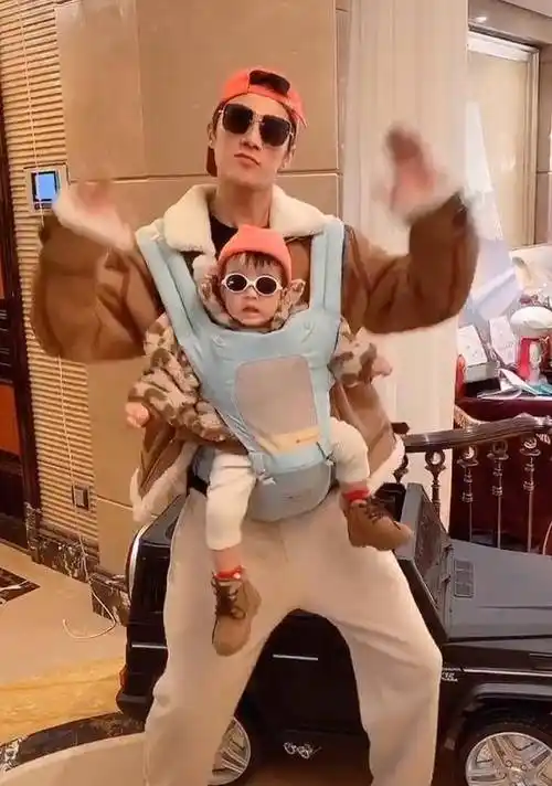 原创有种遗传叫姜潮麦迪娜的儿子才半岁就有了高鼻梁最帅星二代预定