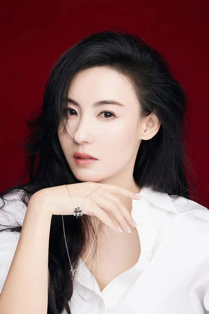 张柏芝最新怼脸写真释出诠释红白港式风韵