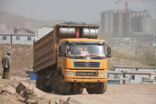 这类卡车司机真辛苦 走进某大型砂石运输工地