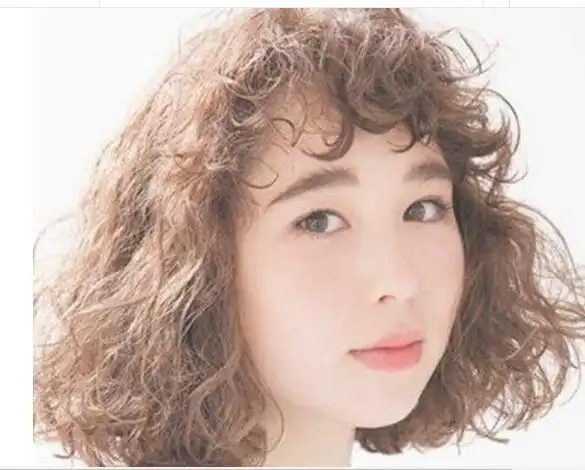 种齐刘海式的厚头发卷发发型,小卷发式的头发,卷起来显得蓬松又很可爱
