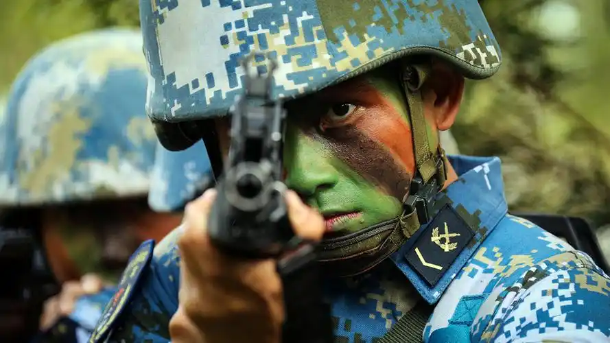 隆冬时节 "两栖霸王花"在演训场绽放