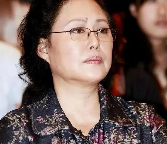 回顾74岁斯琴高娃:瑞士老公已去世,她垂垂老矣,回到国内生活