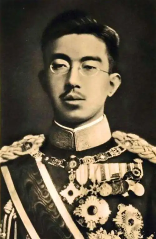 (裕仁天皇旧照)三,原子弹投在广岛和长崎效果更好.