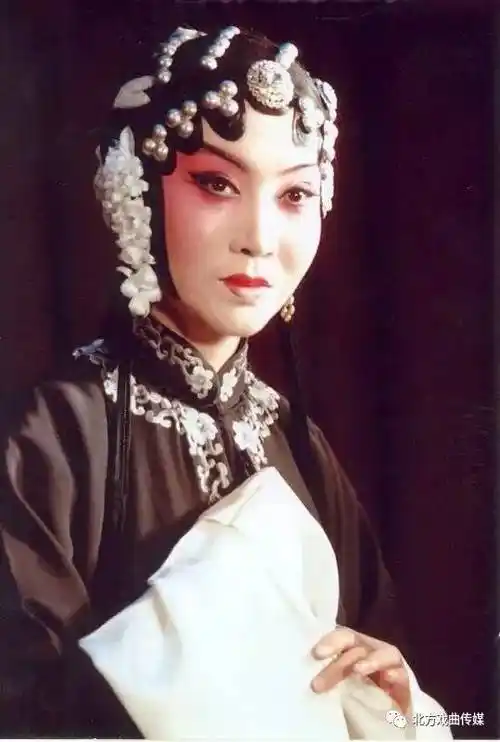 藁城市评剧团工作;1986年拜中国评剧院著名评剧表演艺术家李忆兰为师