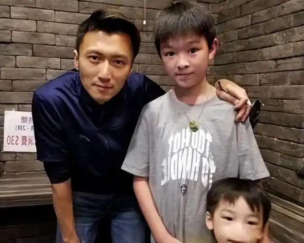 港媒曝谢振轩曾撮合父母复婚,谢霆锋选择逃避,张柏芝也无可奈何