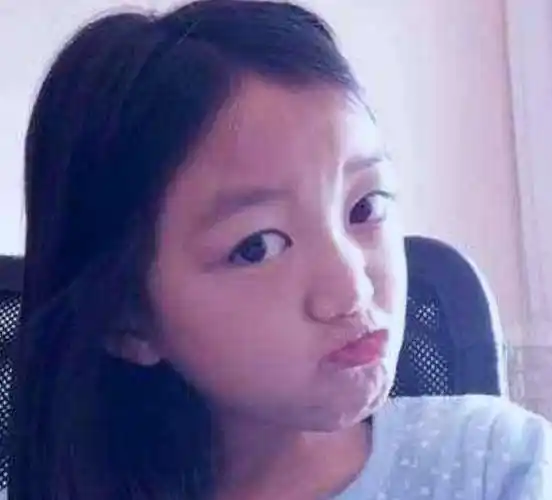 王菲女儿李嫣兔唇痕迹已无近照笑容自信大方气质超像妈妈