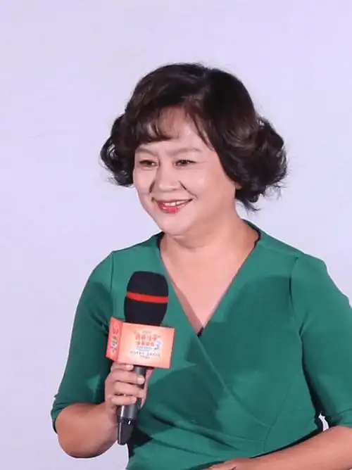 中年矮胖女人照着学57岁鞠萍老师耳后外扩发收腰长裙真美