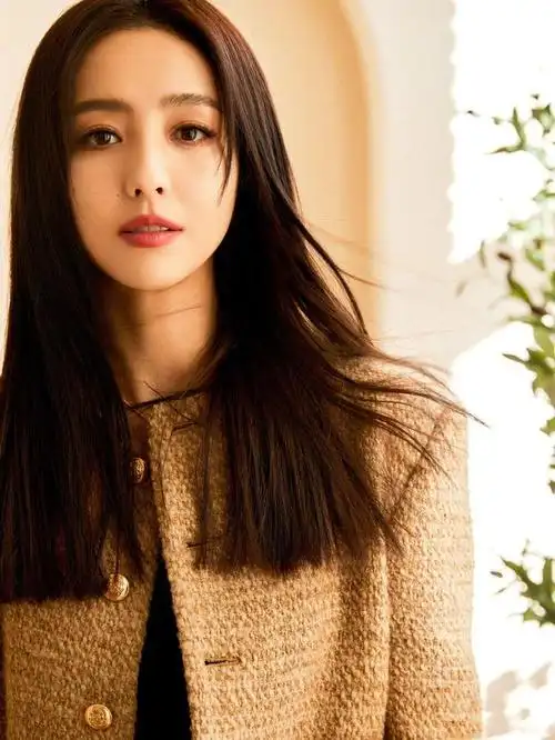 佟丽娅释出最新写真一身休闲风穿搭随性不失优雅