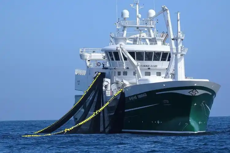 航拍欧洲现代化超先进渔船试网围网试网