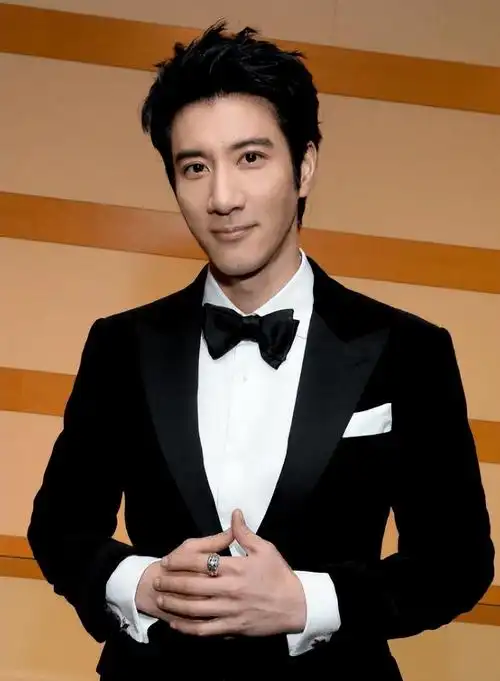 2021年12月,王力宏和李静蕾结束了八年的婚姻,随后李静蕾和王力宏在