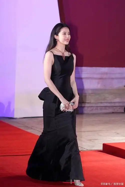 再到广州电影节青春活力的气息,刘亦菲的穿搭一直都是女神范儿