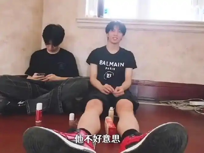 刘耀文坐严浩翔副驾