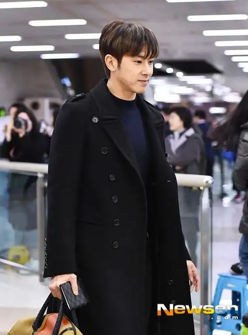 东方神起最新机场照公开郑允浩沈昌珉同款大衣手提包尽显深厚兄弟情