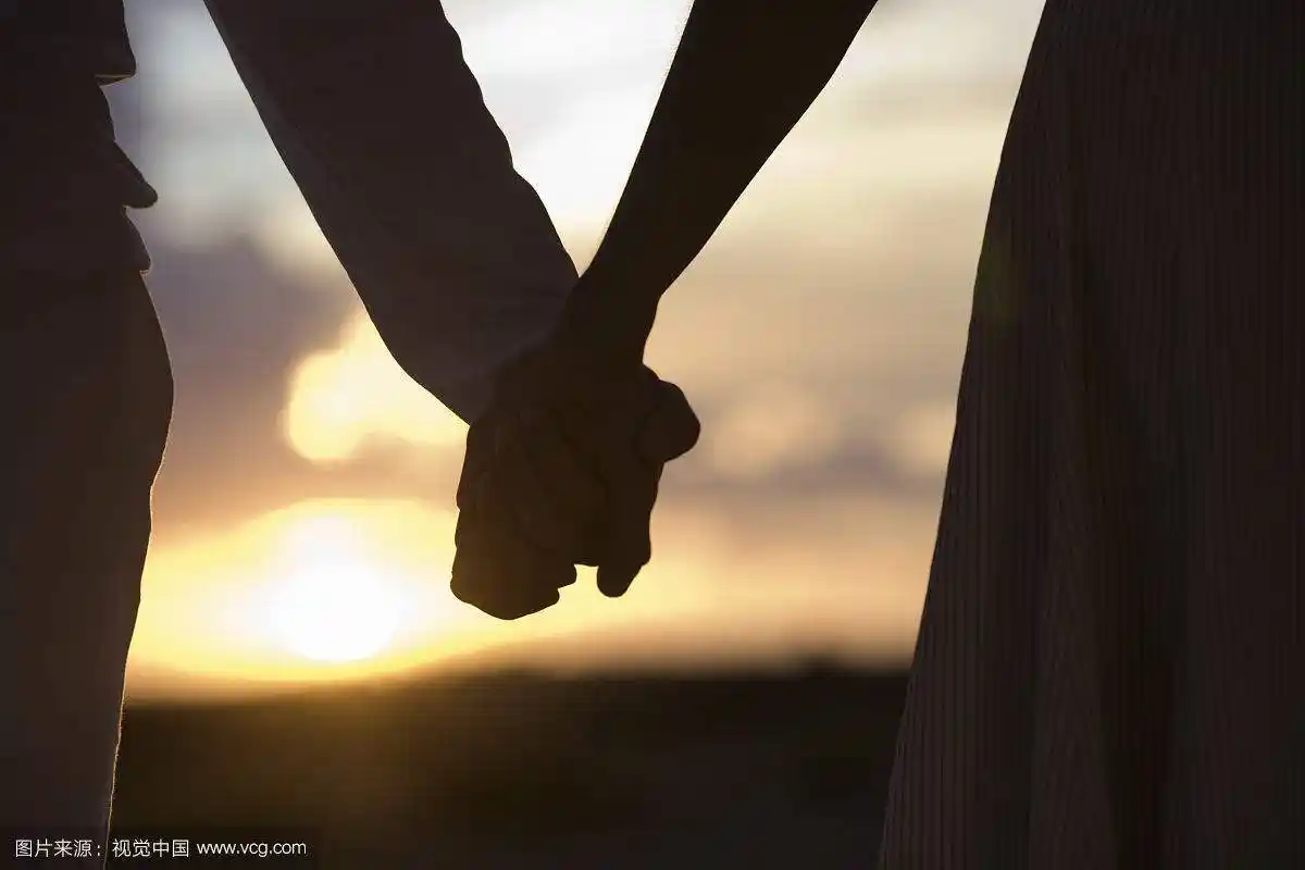 和一个男的手牵手是不是