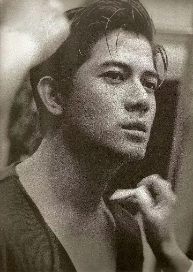 最近微博被郭富城1991年出演的电影 《银狐》中的剧照刷了屏 剧中他