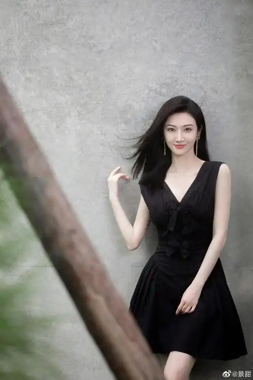 景甜晒黑色深v美照珍爱生活中的每个瞬间