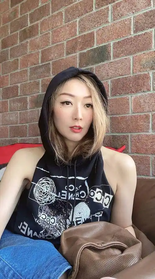 郑秀文又晒美照,穿黑色无袖帽衫时尚感十足,凌乱金发超有诱惑力_个性