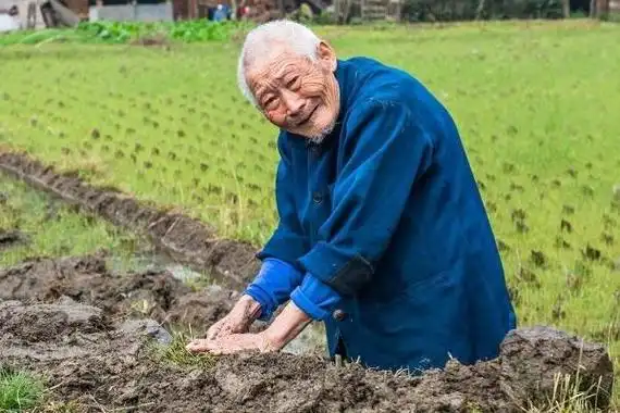 农村一些老人去世前,为何对着空气喊叫?其实是人进入幻觉的表现