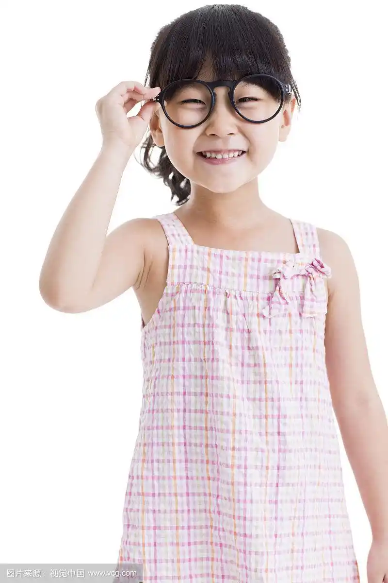 戴眼镜的小女孩