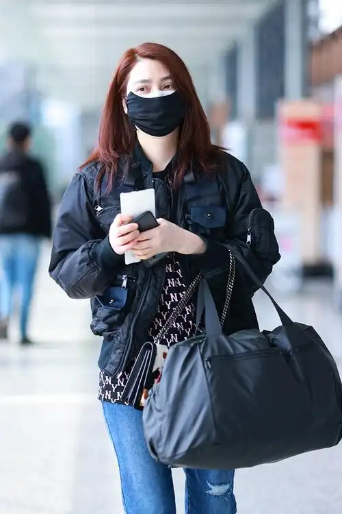 组图:洪欣独自拎大包行李现身机场 走路带风气场强