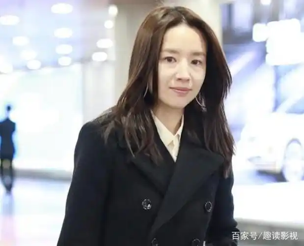 39岁董洁大变样素颜近照面容憔悴形单影只惹人怜