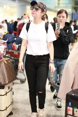 37岁selina都不管理身材的吗?牛仔裤被挤变形,还被拍到最丑表情