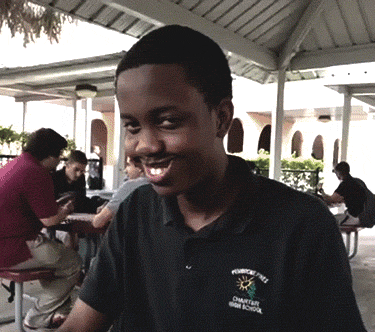 黑人 笑容 擦汗 有点怪怪的