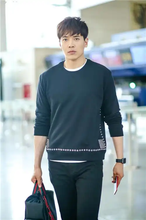 9 高云翔低调现身机场 露脚踝抢眼