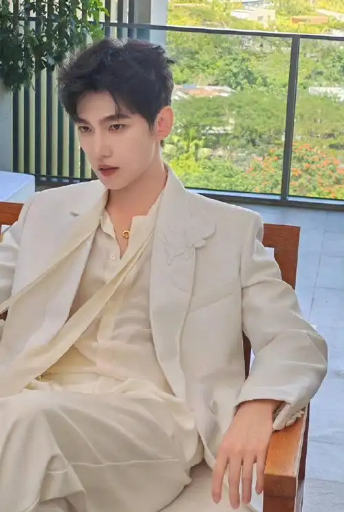 会发展成这样,羊毛老师们真为了杨洋操碎了心,杨洋高冷帅气端着酒杯