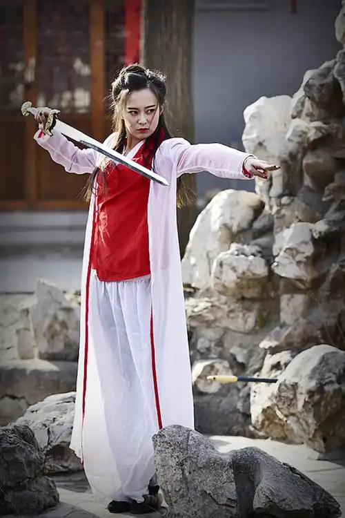 环境人像---白衣剑女